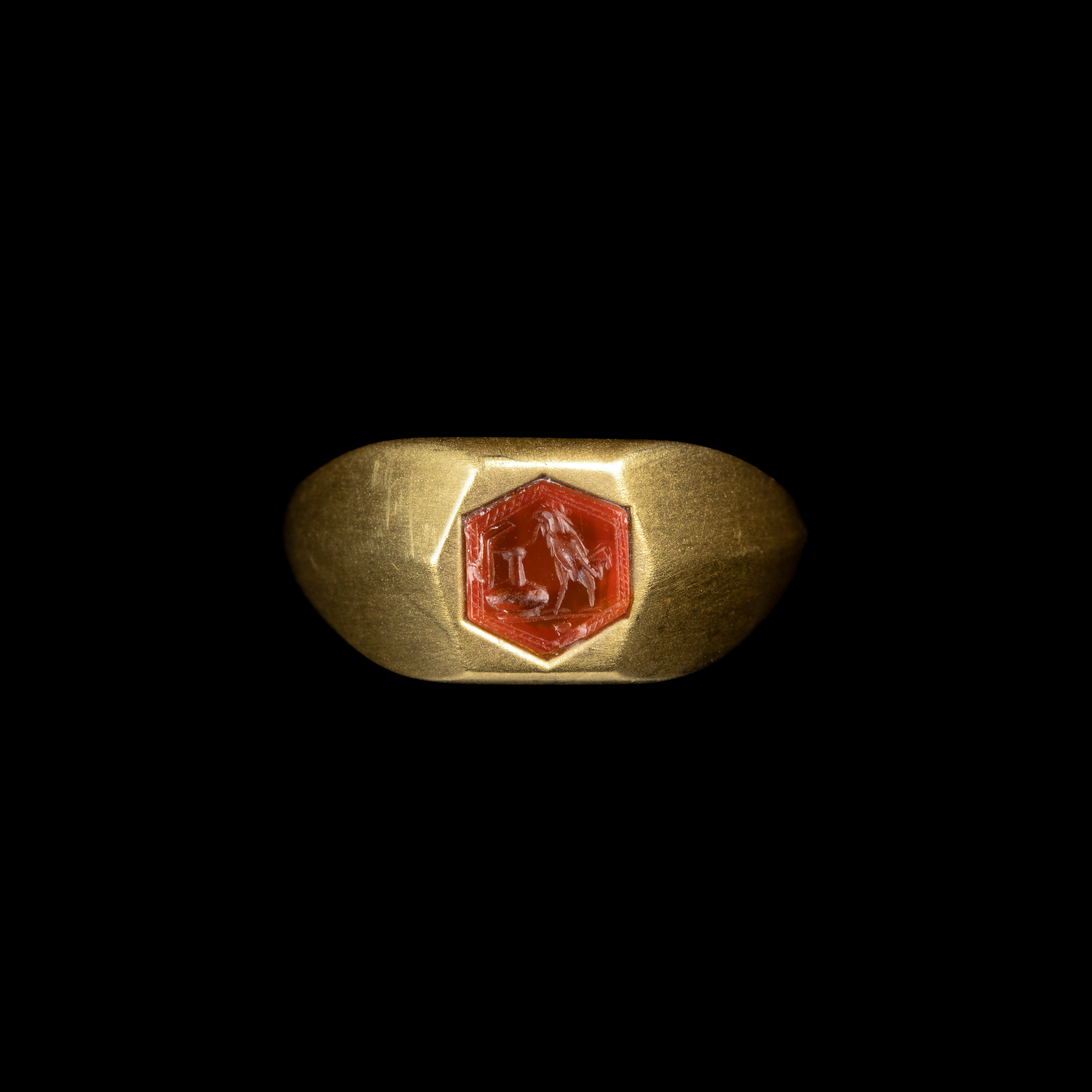 A gold ring set with a Roman carnelian intaglio. Rooster hunting a snake on a vase. 